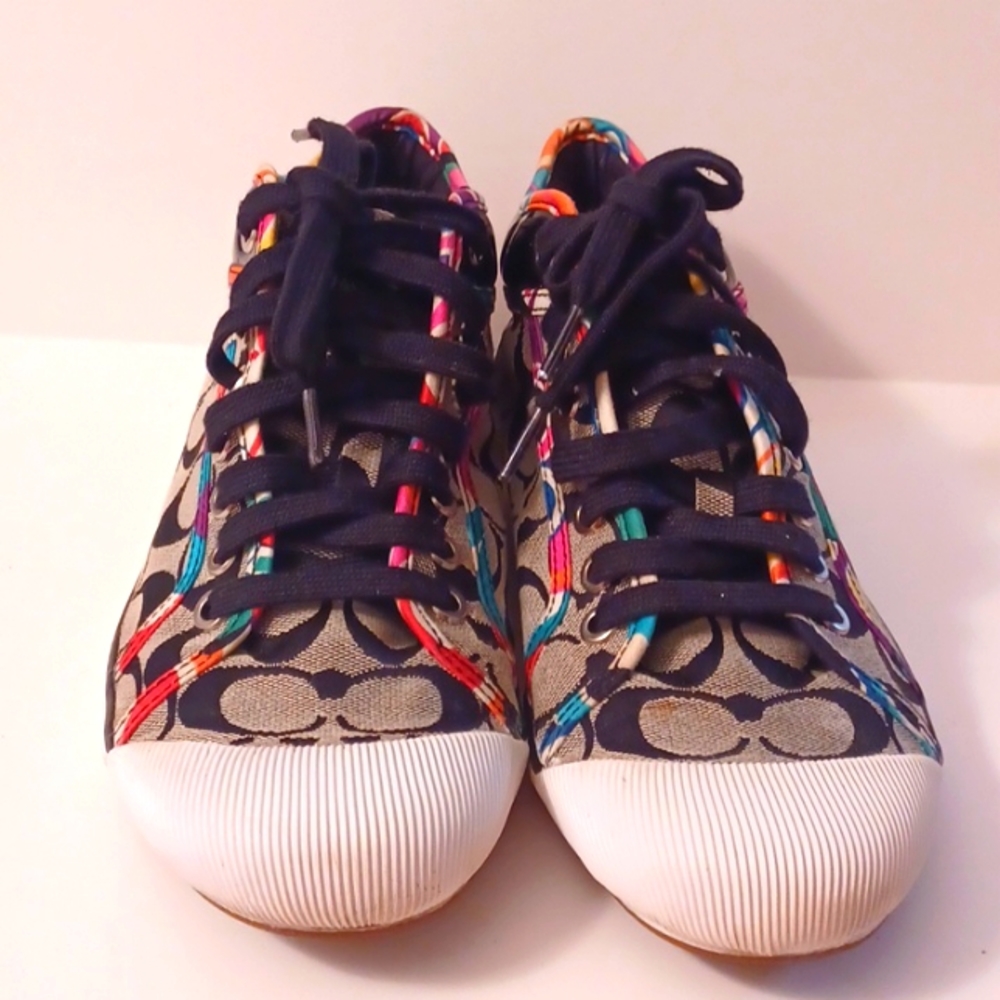 COACH  women tennis shoes pre-owned good condition  size 91/2